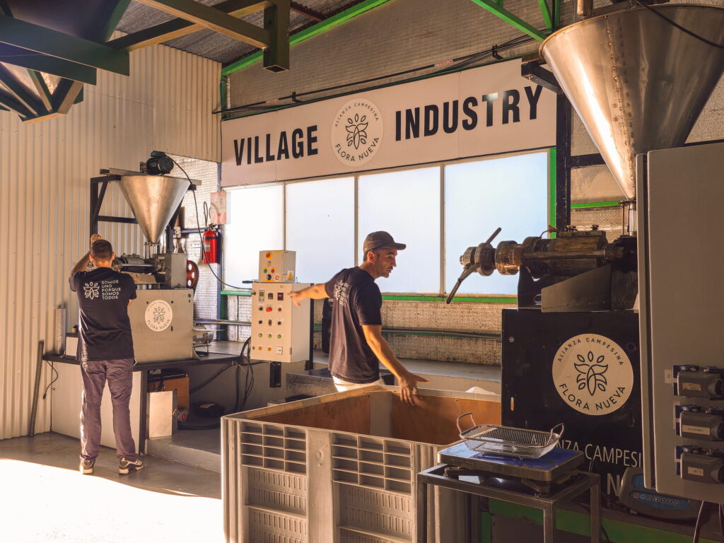 personas trabajando en Village Industry de Flora Nueva
