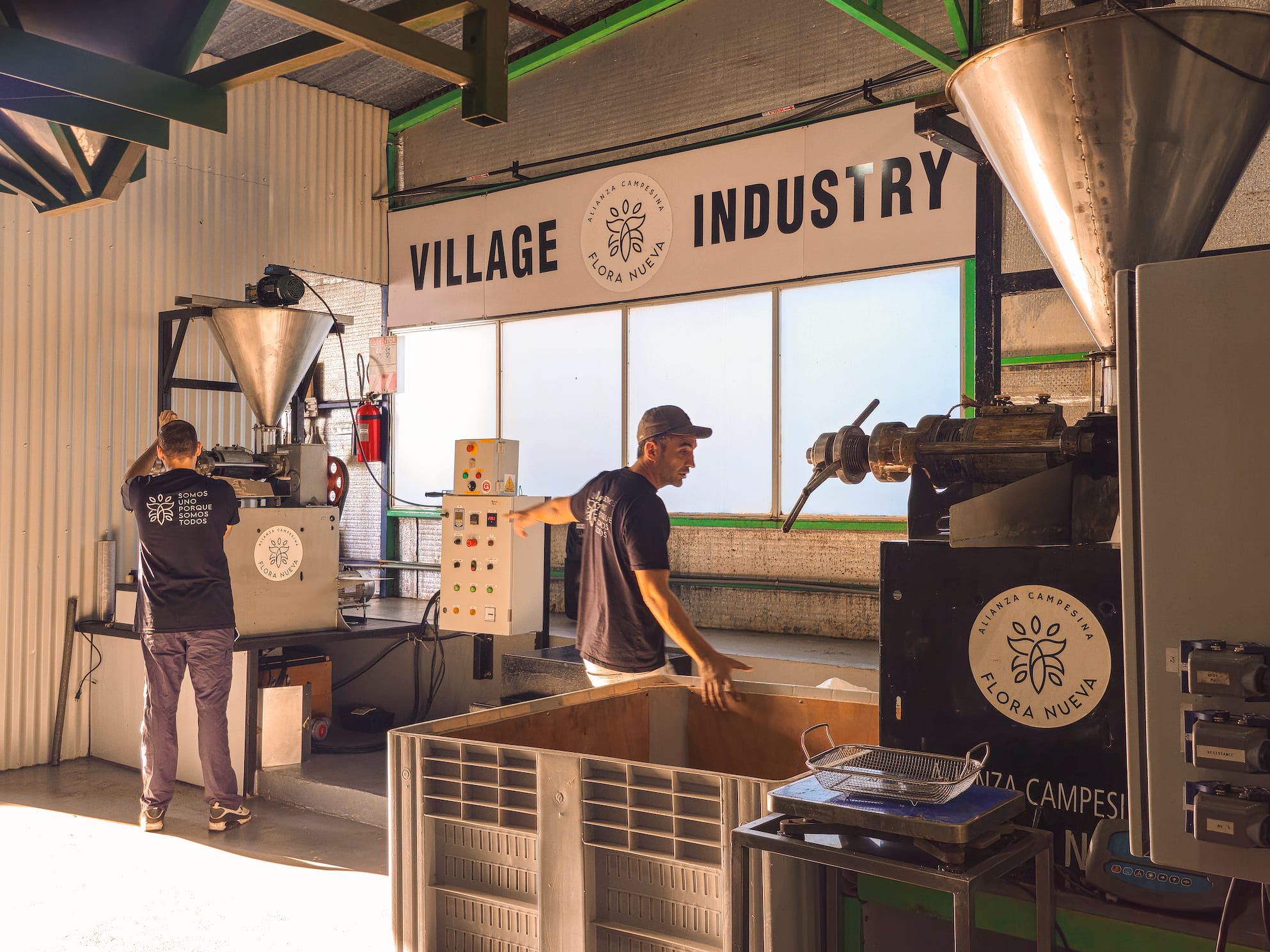 personas trabajando en Village Industry de Flora Nueva